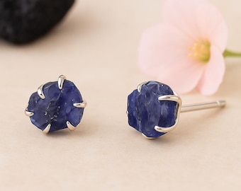 Roher blauer Saphir Ohrstecker: Sterling Silber, organischer Stein