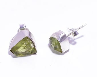 Orecchini a bottone in peridoto grezzo: argento sterling, cristallo naturale