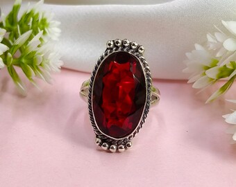 Anillo de plata de ley oxidada con granate: delicada gema roja, hecho a mano.