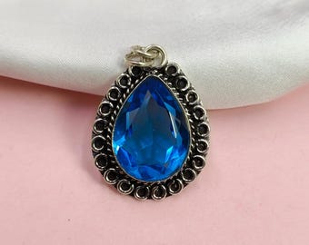 Ciondolo fatto a mano con topazio blu svizzero: pietra portafortuna di dicembre in argento sterling