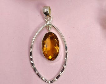 Collana con pendente in argento sterling e quarzo miele, realizzata a mano: elegante gioiello con pietre preziose.