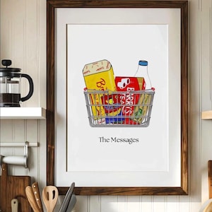 以下が含まれることがあります： 食料品でいっぱいの買い物かごが描かれた額入りのプリント。かごには、黄色のバターの箱、赤いお茶の箱、その他の包装食品が入っています。「The Messages」というテキストが下に印刷されています。