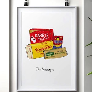 以下が含まれることがあります： アイルランドの食品の静物画を特徴とする額入りのプリント。画像には、赤いバリーの紅茶の箱、黄色のブレナンズのパンのパッケージ、テイストチップスのバッグ、ケリーゴールドバターの箱が含まれています。「The Messages」というテキストが一番下にあります。