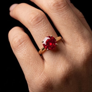 Ring med blodröd rubin i 925 sterlingsilver, elegant solitärring med naturlig rubin, rundslipad stapelring i 18 karat guld, present i form av en födelsesten i juli