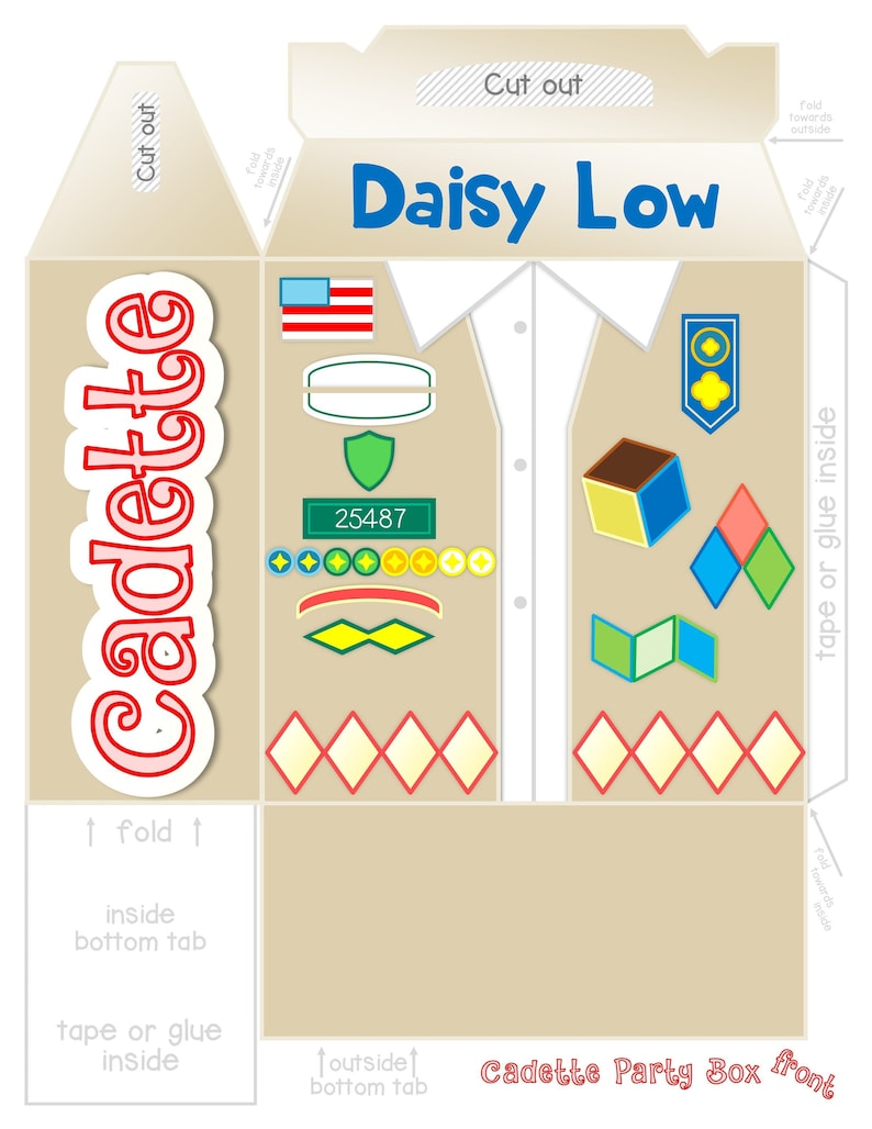 Puede incluir: Un dise&ntilde;o imprimible para la parte frontal de una caja de fiesta Cadette. La caja presenta un fondo beige con un dise&ntilde;o de camisa blanca, parches y el nombre "Daisy Low" en azul. Incluye instrucciones para plegar y montar.
