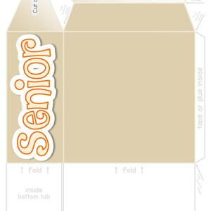 Puede incluir: Plantilla imprimible para una caja de fiesta de graduaci&oacute;n. La caja es beige con un gr&aacute;fico naranja "Senior" en la parte delantera. La plantilla incluye instrucciones para doblar y pegar la caja.