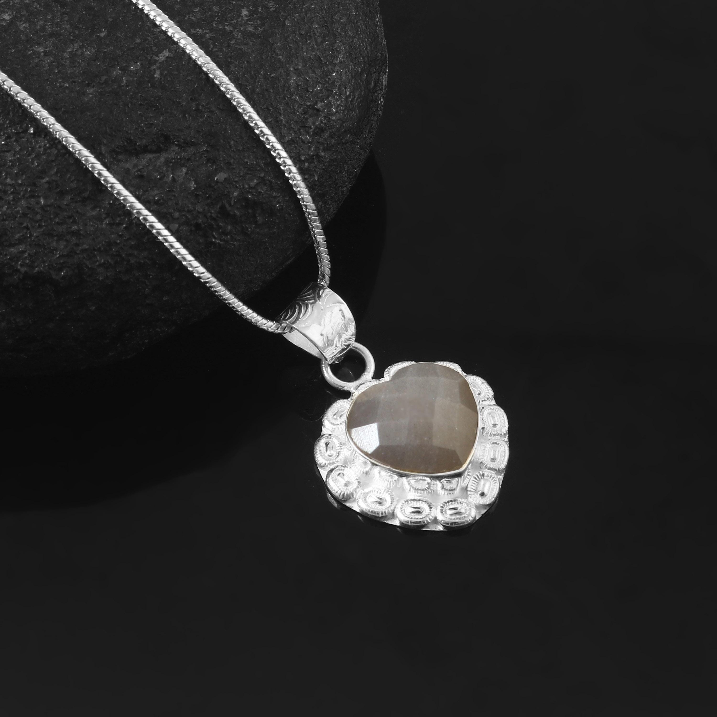 Nupuyai Collana con ciondolo a forma di cuore con pietra di cristallo