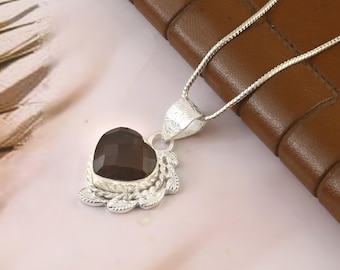 Colar com pingente de coração em quartzo fumê em prata de lei 925, joia elegante com pedra preciosa.