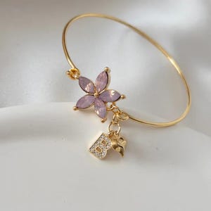 Pulsera con inicial de trébol bañada en oro: pulsera personalizada con dije de letra para mujer, elegante joya de la suerte.