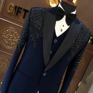 Smoking blu navy ricamato elegante, smoking nero perla, smoking per balli di fine anno, smoking da sposo, smoking su misura, smoking personalizzati di tutte le taglie