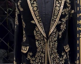 Esmoquin de terciopelo negro de lujo con bordado dorado a mano / Traje de novio de diseñador / Traje de boda y recepción majestuoso / Conjunto de blazer formal hecho a medida