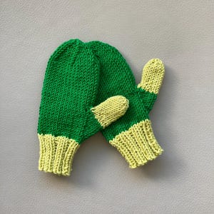 Children’s mittens in fine merino wool