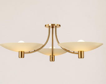 Lámpara de araña moderna de latón de 3 luces con pantallas color crema – Lámpara de techo empotrada de estilo mediados de siglo para la decoración del comedor o la sala de estar.