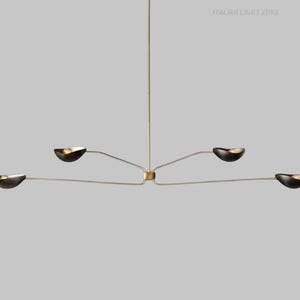 Pode incluir: Um candelabro moderno, em tom de lat&atilde;o, com cinco lumin&aacute;rias em forma de tigela. As lumin&aacute;rias t&ecirc;m um interior escuro e s&atilde;o suspensas de um ponto central. O texto "ITALIAN LIGHT ZONE" &eacute; vis&iacute;vel.