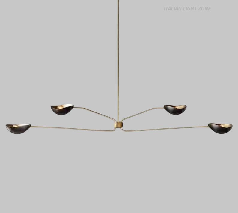 Pode incluir: Um candelabro moderno, em tom de lat&atilde;o, com cinco lumin&aacute;rias em forma de tigela. As lumin&aacute;rias t&ecirc;m um interior escuro e s&atilde;o suspensas de um ponto central. O texto "ITALIAN LIGHT ZONE" &eacute; vis&iacute;vel.
