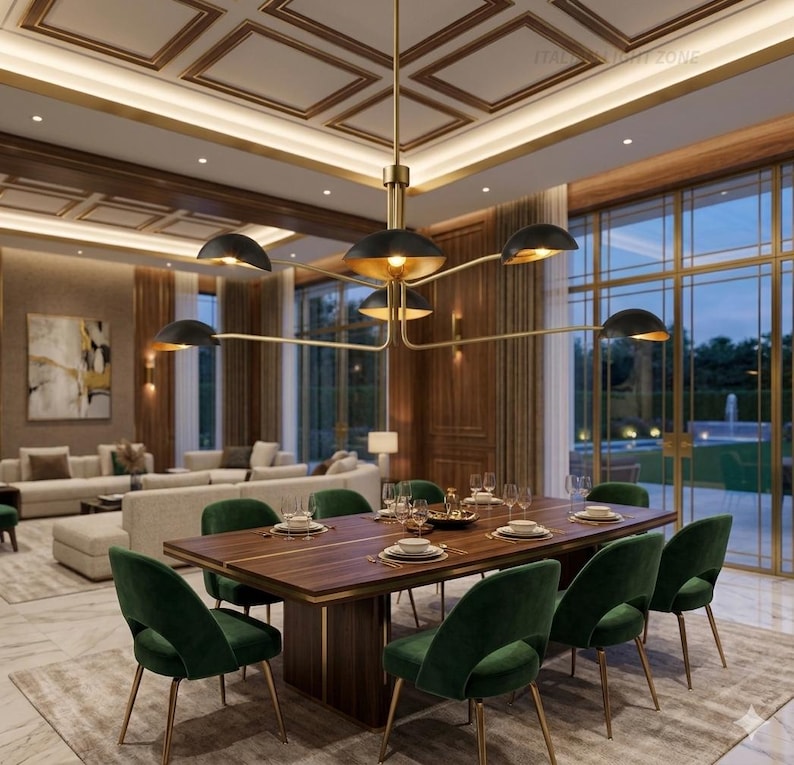 Pode incluir: Uma luxuosa sala de jantar com uma mesa de jantar de madeira escura com detalhes dourados, rodeada por oito cadeiras de veludo verde. Um lustre moderno com tons pretos e dourados paira sobre a mesa. Grandes janelas oferecem uma vista do exterior.