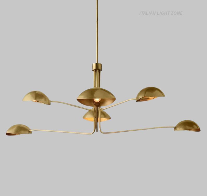 Pode incluir: Um lustre moderno em lat&atilde;o com seis bra&ccedil;os curvos, cada um com uma lumin&aacute;ria em forma de c&uacute;pula. A lumin&aacute;ria central tem um design semelhante, com um brilho quente emanando das l&acirc;mpadas. O texto "ITALIAN LIGHT ZONE" &eacute; vis&iacute;vel.