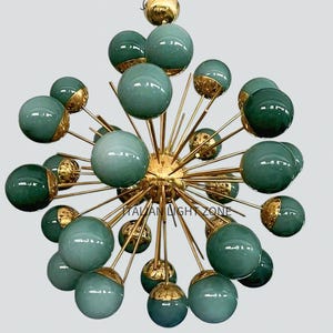 1950年代ミッドセンチュリーモダン真鍮グリーンガラススプートニクシャンデリア｜ダイニングルーム、ベッドルーム、リビングルーム向けのレトロなシーリングライトペンダント照明