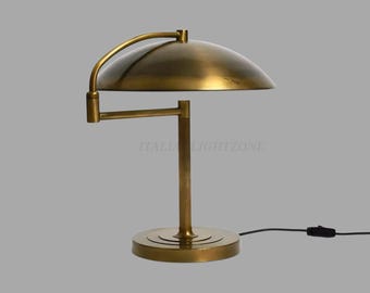 Luminária de mesa grande e robusta em latão, estilo moderno de meados do século XX, com junta giratória, cúpula ajustável.
