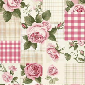 Op de afbeelding: Een stofpatroon met een patchworkontwerp van lichtroze rozen met groene bladeren, afgewisseld met secties van roze en witte vichy-ruitjes en beige ruitjesvierkanten. De bloemmotieven bevatten bloeiende rozen en kleine knoppen.