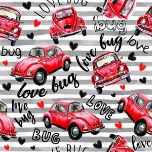 Könnte beinhalten: Ein sich wiederholendes Muster mit roten Oldtimern, schwarzen Herzen und den Worten "bug" und "love" in handschriftlichem Stil. Der Hintergrund hat grau-weiße Streifen.
