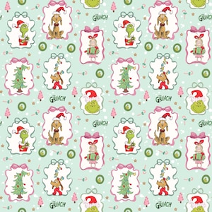 Peut inclure: Motif répété avec des personnages d'une histoire de Noël. Le motif comprend des images encadrées d'un personnage vert portant un bonnet de Père Noël, d'un chien avec un bonnet de Père Noël, d'une fille avec un cadeau et d'un arbre de Noël, sur fond bleu clair.