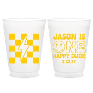Tazze glassate One Happy Dude, tazza di compleanno personalizzata a scacchi gialli, bomboniera per il primo compleanno del bambino, tazza glassata personalizzata con fulmine (1)