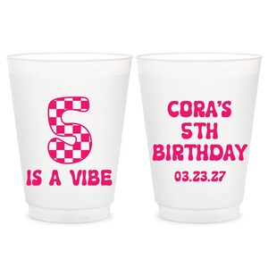 Bicchieri glassati personalizzati "Five Is A Vibe", bomboniera personalizzata a scacchi rosa per il quinto compleanno, bicchiere per bevande alla moda per bambini, bicchieri per feste personalizzati (4)