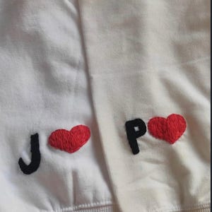 Sudadera con corazón con iniciales bordadas personalizadas / Sudadera con capucha personalizada para parejas / Sudadera con capucha con iniciales de pareja para San Valentín / Sudadera con capucha con iniciales a juego en las mangas