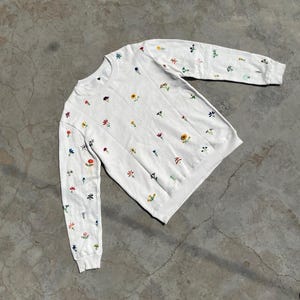 Floral Hand-embroidered sweatshirt/ Customized sweatshirt / Hand embroidery sweater / Floral pullover