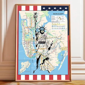 Op de afbeelding: Ingelijste print met een zwart-wit illustratie van het Vrijheidsbeeld over een New York City Subway kaart. De print heeft een rood, wit en blauwe rand en bevat de tekst "New York City Subway".