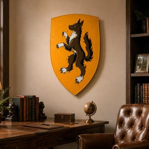 Puede incluir: Una placa de pared con forma de escudo que presenta un fondo amarillo vibrante con una ilustración central de un lobo marrón oscuro de pie sobre sus patas traseras. El lobo tiene detalles blancos en el pecho, las patas y la cara, en estilo heráldico.