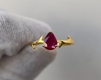 Natuurlijke robijnrode verlovingsring in 14k goud, robijnrode beloftering, peergeslepen robijn minimalistische ring, unieke robijnrode edelsteenring, geboortesteen juli ring