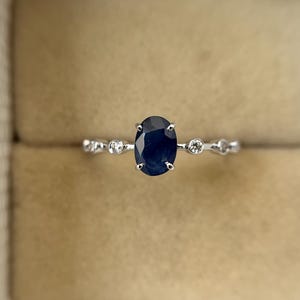 Anillo de zafiro de lujo en oro de 14 quilates, anillo de compromiso con zafiro azul de corte ovalado, anillo con piedras preciosas, anillo de propuesta solitario con zafiro azul.