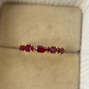 Anspruchsvolle natürliche Ring, Oval Cut 5 Stein Ring, 14k Gold Rubin Verlobungsring, Rubin Vorschlag Ring, Birthstone Ring, Rubin Schmuck für Sie