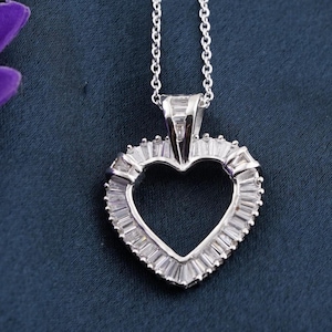 Collar con colgante de corazón, plata de ley chapada en oro blanco de 14 k para mujer, colgante de diamante de talla baguette hecho a mano.