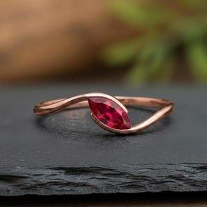 Unieke verlovingsring met marquise-geslepen robijn, trouwring van 14 karaats roségoud, vintage gedraaide band, solitaire rode edelsteen, jubileumcadeau voor haar