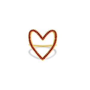 Könnte beinhalten: Ein goldfarbener Ring in Herzform, umrandet von kleinen roten Edelsteinen. Der Ring ist vor einem weißen Hintergrund platziert, um das Design und die Farbe des Schmucks hervorzuheben.
