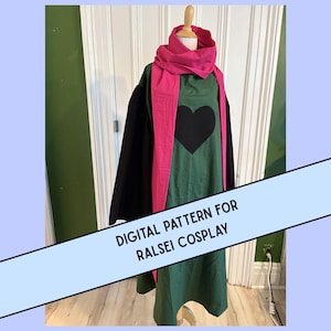 Puede incluir: Una túnica verde con mangas negras y un gran corazón negro en el pecho, combinada con una bufanda rosa brillante. La prenda se muestra en un maniquí. El texto en la imagen dice: DIGITAL PATTERN FOR RALSEI COSPLAY.