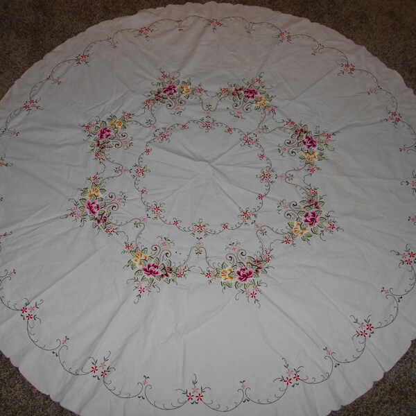 Vintage Round Tablecloth with Roses - Vintage Tablecloth - Shaby Chic Tablecloth - Kitchen Linen - Tablecloth