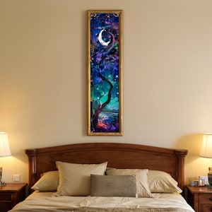 Può includere: Una stampa artistica verticale incorniciata raffigurante un paesaggio notturno con una luna crescente, stelle e un albero. L'opera d'arte ha una cornice dorata e utilizza blu, verdi e viola, creando una scena celeste e sognante.