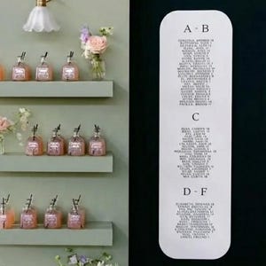 Plano de mesas personalizado para bodas en acrílico blanco. Elegante panel decorativo para eventos.
