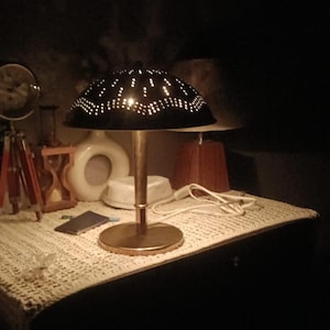 Vintage svamplampa i mässing | Perforerad kupolformad bordslampa i 50-talsstil | MCM Atomic Accent Lighting |