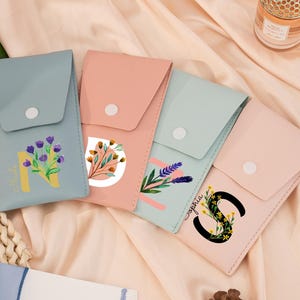Juego de brochas de maquillaje con letras y flores personalizadas, estuche para brochas de maquillaje, regalo para amigas, niñas y mujeres, regalo para damas de honor, juego de brochas de maquillaje de viaje de cuero.