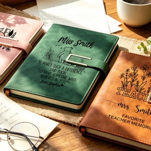 Puede incluir: Un cuaderno verde con cierre metálico que presenta una ilustración de Winnie the Pooh y el texto: Miss Smith, It makes such a difference, said Pooh, to have someone who believes in you, Love Sophia. A su lado hay un cuaderno rosa y uno marrón.