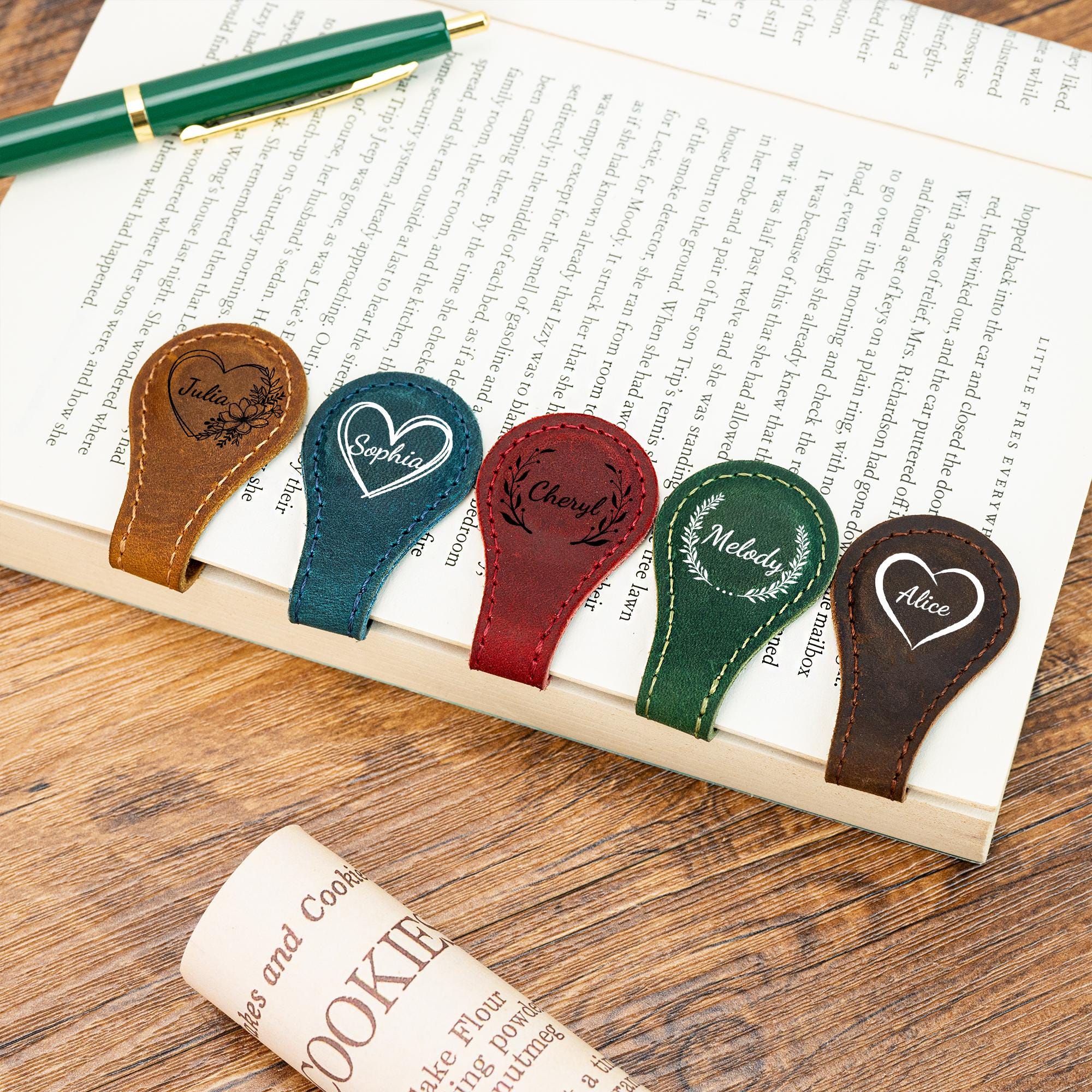 Gepersonaliseerde magnetische leren bladwijzer met pennenhouder, pennenlus boekband, aangepaste naaminitialen, cadeaus voor lezers, leesaccessoire - België