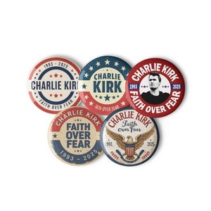 Può includere: Una collezione di cinque bottoni rotondi con disegni patriottici. Ogni bottone presenta il nome "Charlie Kirk" e la frase "Faith Over Fear". Alcuni bottoni includono l'immagine di una persona o di un'aquila.