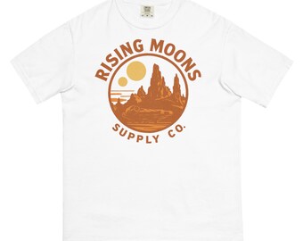 Camiseta clásica de colores cómodos inspirada en Star Wars de Falcon Over Black Spires de Rising Moons Supply Co.