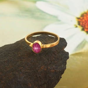 Anillo apilable de rubí estrella natural en plata de ley 925 y chapado en oro de 14k.