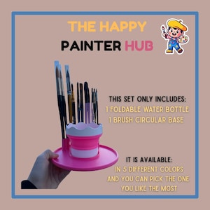Op de afbeelding: Een roze kunstenaarspenselenhouder met een opvouwbare waterfles en een cirkelvormige basis. De tekst op de afbeelding luidt "THE HAPPY PAINTER HUB" en "THIS SET ONLY INCLUDES: 1 FOLDABLE WATER BOTTLE 1 BRUSH CIRCULAR BASE". Verkrijgbaar in 5 kleuren.